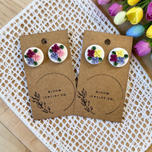 Load image into Gallery viewer, Floral studs
